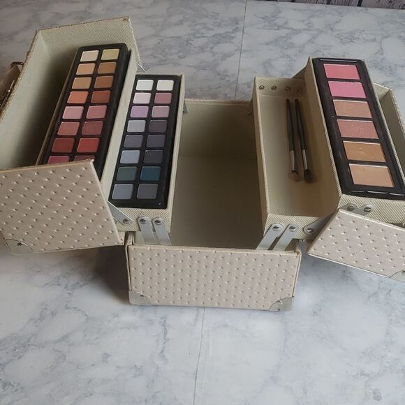 MakeUp Case with Eyeshadow & Brushes - Picture 1 of 9